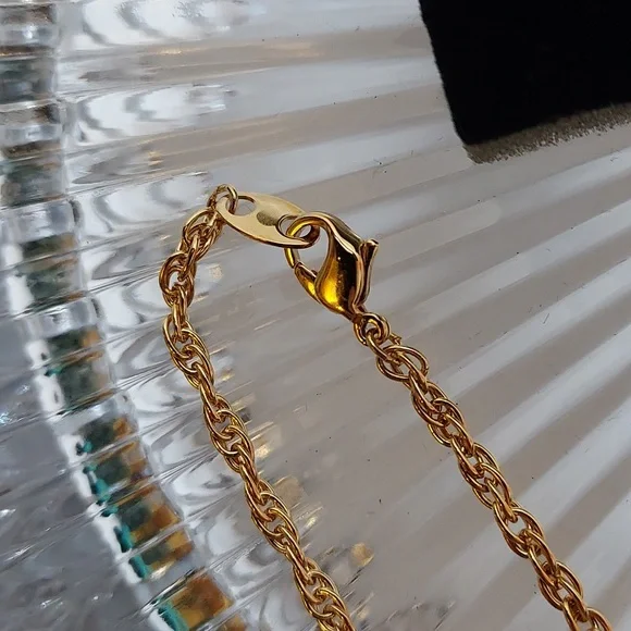 Avon Cameo Style Pendant and Chain 1997 - Picture 5 of 9